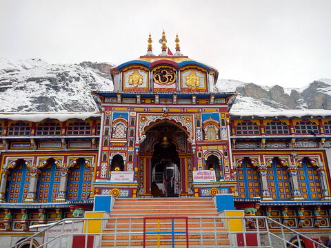 Badrinath temple with Neelkanth peak rising behind it